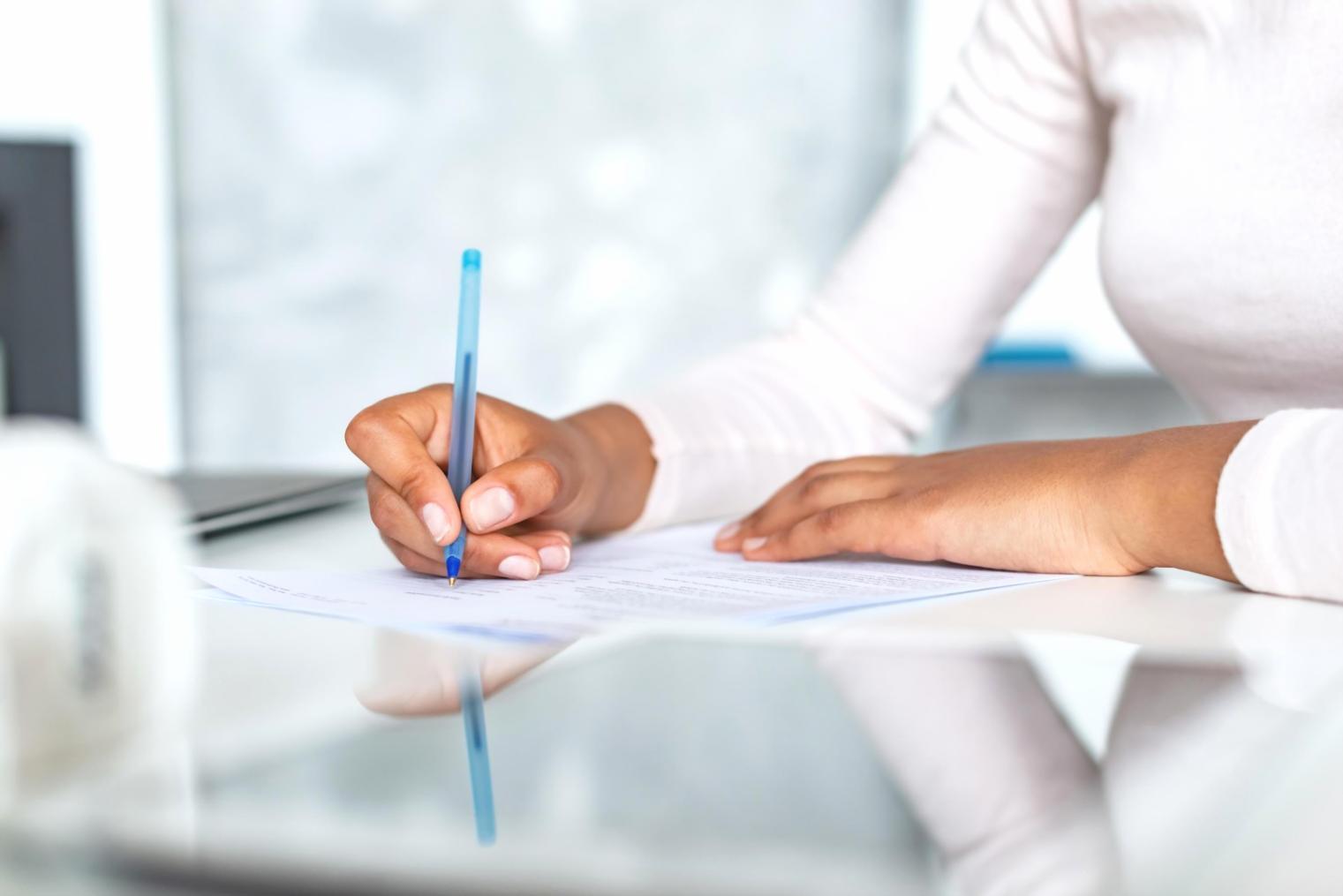 Espacio de trabajo moderno con documentos de análisis financiero